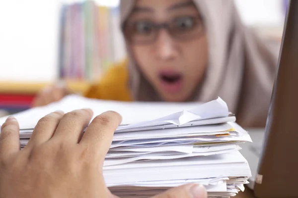 Porträt Der Asiatischen Muslimischen Geschäftsfrau Müde Krank Stress Schockiert Kopfschmerzen — Stockfoto