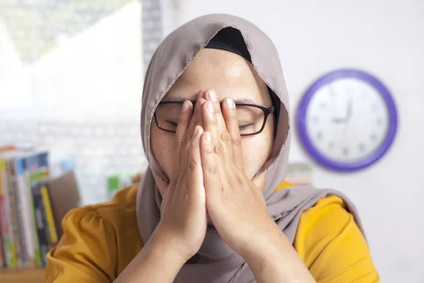 探しているアジアのイスラム教徒の実業家の肖像疲れて眠くなると怠惰なオフィスで彼女のラップトップの前に悪いインターネット接続を待っています — ストック写真