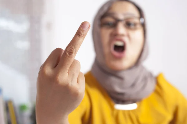 Porträtt Galna Arga Asiatiska Muslimsk Kvinna Visar Långfingret Gest Oförskämd — Stockfoto