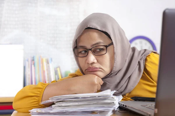Πορτρέτο Της Ασίας Μουσουλμάνος Επιχειρηματίας Ψάχνει Κουρασμένος Υπνηλία Και Τεμπέλης — Φωτογραφία Αρχείου