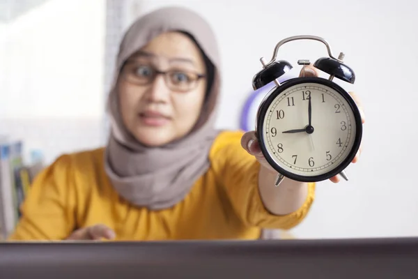 Young Asian Businesswoman Wearing Suit Hijab Worried Time Looking Clock — Stock Photo, Image