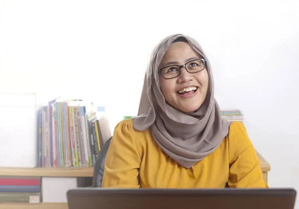 Портрет Азіатських Мусульманських Бізнес Леді Працює Ноутбуці Офісі Amiling Мислення — стокове фото