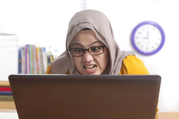 Retrato Mulher Negócios Muçulmana Asiática Trabalhando Laptop Escritório Expressão Chateada — Fotografia de Stock