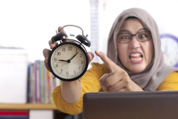年轻的亚洲穆斯林妇女戴头巾指着时钟 愤怒的表情 在办公室内部工作的女商人 — 图库照片