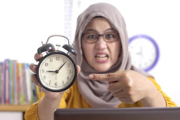 Jeune Femme Musulmane Asiatique Portant Hijab Pointant Vers Horloge Expression — Photo