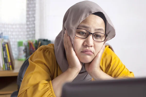 게으른 사무실에서 그녀의 노트북 앞에서 인터넷 연결을 기다리고 아시아 이슬람 — 스톡 사진