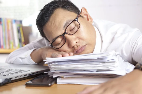 Retrato Empresário Asiático Cansado Por Excesso Trabalho Dormir Frente Seu — Fotografia de Stock
