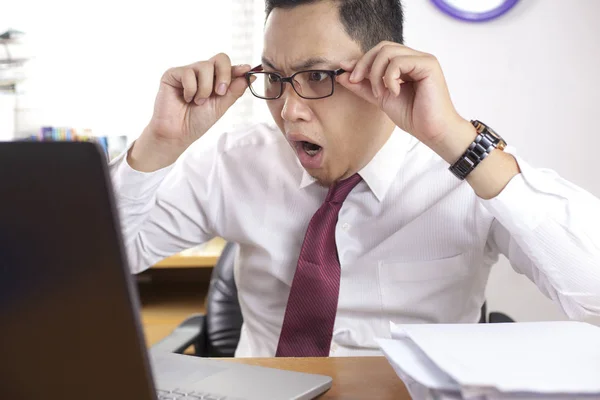 Portret Azjatycki Biznes Biznesmen Patrząc Jego Laptopie Szoku Oszołomiony Martwi — Zdjęcie stockowe