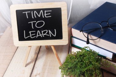 Zaman öğrenmek, iş motivasyonel ilham verici tırnak, tipografi kavramı harflerle kelimeler