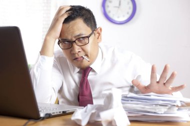 Asya portresi Asya işadamı ofisinde depresyon overworked başarısızlık kavramı sigara vurguladı