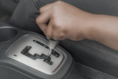 Otomatik araba vites shift şanzıman topuzu tutan kadının el görüntü kadar kapatın