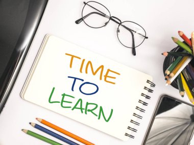 Zaman öğrenmek, iş motivasyonel ilham verici tırnak, tipografi kavramı harflerle kelimeler