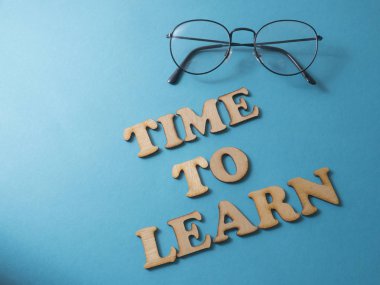 Zaman öğrenmek, iş motivasyonel ilham verici tırnak, tipografi kavramı harflerle kelimeler