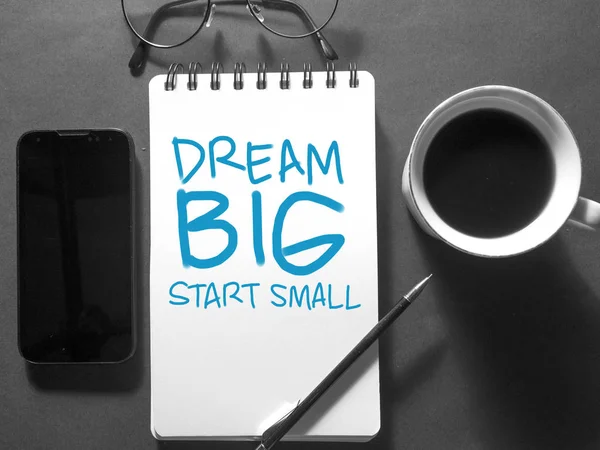 Dream Big Start Small Бізнес Мотиваційні Надихаючі Лапки Концепція Типографії — стокове фото