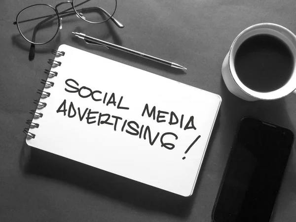 ソーシャル メディア広告 タイポグラフィ概念をレタリング意欲を高めるビジネス マーケティングの言葉引用概念単語 — ストック写真