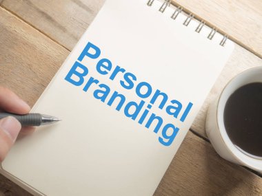 Kişisel marka. Motivasyonel ilham verici iş kelimeleri tırnak tipografi kavramı yazı pazarlama