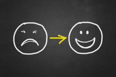 Üzgün-e doğru mutlu. Tebeşir drawng üzgün ağlayan yüz yazı tahtası üzerinde açmak için mutlu gülümseyen yüz doodle