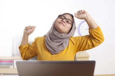 Asya Müslüman kadın portresi streç annesinin vücudunu verir, silah ve ofiste, mutlu bir şekilde gülümseyen rahatlamış jest ücretsiz