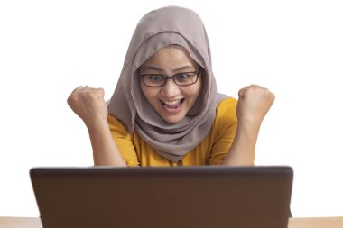 Ona e-posta üzerinde iyi haber aldıktan sonra zafer jest kazanan mutlu sürpriz ifade kutluyor Asya Müslüman kadın portresi gösterir