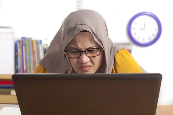 Retrato Jovem Mulher Negócios Muçulmana Asiática Trabalhando Laptop Escritório Gesto — Fotografia de Stock