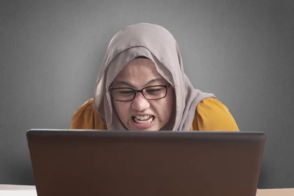 Retrato Mulher Negócios Muçulmana Asiática Trabalhando Laptop Escritório Expressão Chateada — Fotografia de Stock