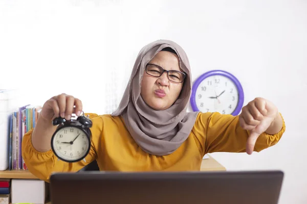 Νεαρά Ασιατικές Μουσουλμανική Γυναίκα Φορούσε Μαντίλα Δείχνει Ρολόι Οργισμένη Έκφραση — Φωτογραφία Αρχείου