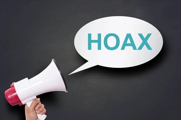 Hand Met Megafoon Agains Schoolbord Met Hoax Woord Toespraak Bubble — Stockfoto