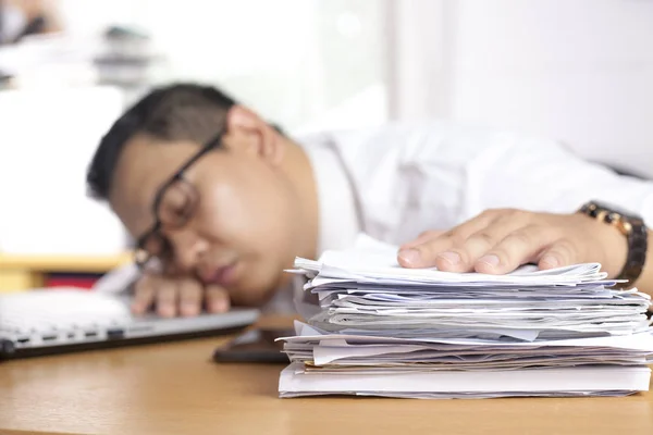 Retrato Empresário Asiático Cansado Por Excesso Trabalho Dormir Frente Seu — Fotografia de Stock