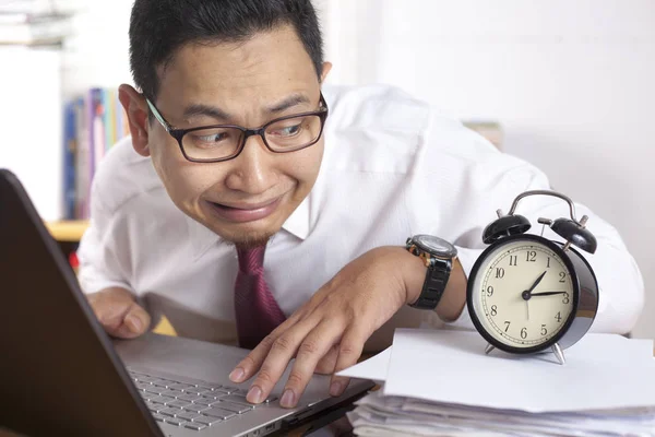 Młody Biznesmen Azjatki Martwi Się Czasie Gdy Patrząc Zegar Termin — Zdjęcie stockowe
