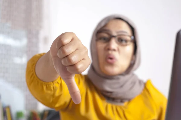 Μουσουλμανική Γυναίκα Της Ασίας Στο Γραφείο Δείχνει Αντίχειρες Κάτω Χειρονομία — Φωτογραφία Αρχείου
