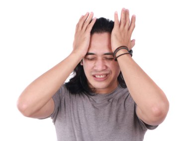 İyi genç Asyalı adam stres bakarak veya ağrısı Baş ağrısı olan portre