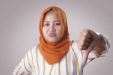 Hijab giyen Müslüman kadın portresi alaycı yüz gösterir ve bir jest, hayal kırıklığına ifade Yaşasın