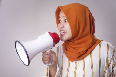 Takım elbise ve kızgın bir ifadeyle çığlık hijab giyen genç Asyalı işkadını. Vücut portre kadar kapatın