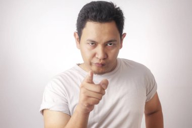 Fotoğraf resim komik Asya adam alaycı mutsuz kızgın yüz ifadesi ileri vererek işaret gösterilen uyarmak