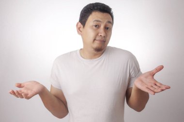 Komik Asya adam omuz silkme omuz jest, ben bilmiyorum gösteren veya ret ile fotoğraf görüntü