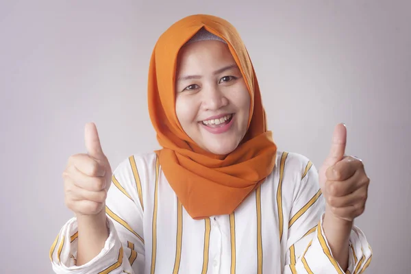 Porträt Einer Jungen Asiatischen Muslimin Hijab Zeigt Geste Mit Erhobenem — Stockfoto