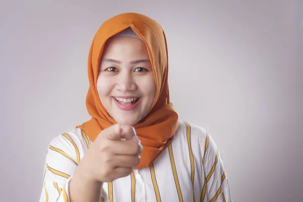 Portrait Cute Indah Wanita Muslim Asia Tersenyum Kamera Dan Menunjuk — Stok Foto