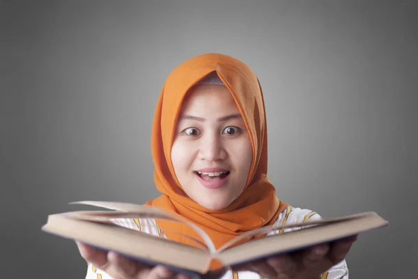 Portret Van Een Jonge Moslim Zakenvrouw Dragen Hijab Lezen Boek — Stockfoto