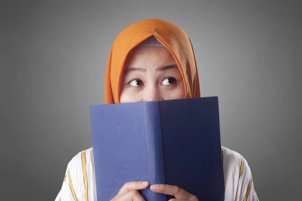 Portret Van Een Jonge Moslim Zakenvrouw Dragen Hijab Lezen Boek — Stockfoto