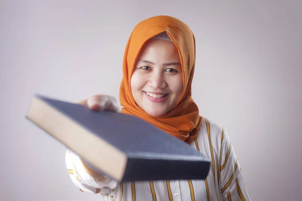 Portrait Cute Ramah Tersenyum Muslim Wanita Menawarkan Buku Untuk Membaca — Stok Foto