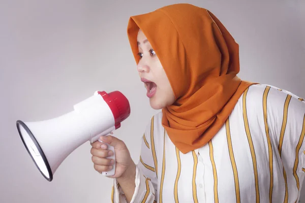 Fiatal Ázsiai Üzletasszony Visel Öltönyt Hidzsáb Sikítás Angry Kifejezést Közelről — Stock Fotó