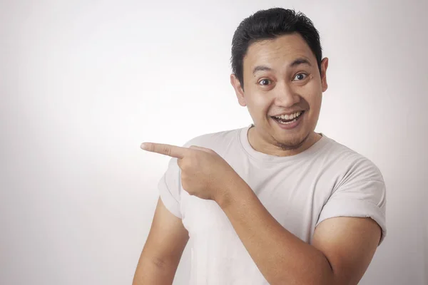 Joven Asiático Vestido Con Camisa Blanca Sonriendo Mostrando Señalando Algo — Foto de Stock