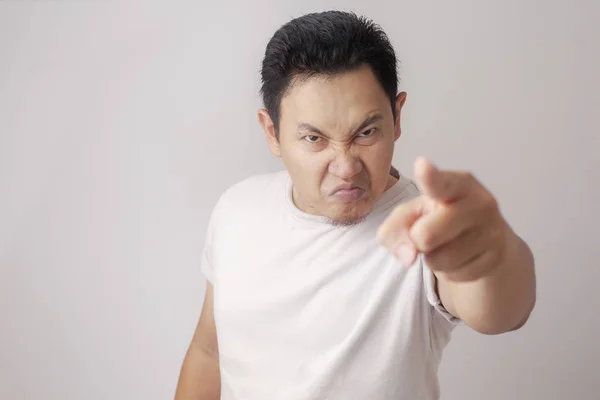Bilden Rolig Asiatisk Man Visar Cynisk Olycklig Arg Ansiktsuttryck Som — Stockfoto