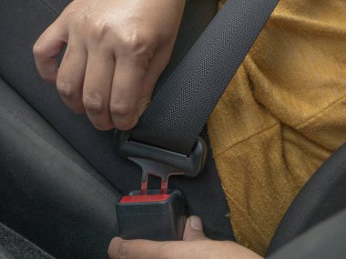 Kadın sürücü sürüş önce bir araba, sigorta trafik emniyet konsepti kemerini tak