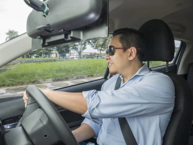 Gülümseyen ve sürme bir araba, iyi görünümlü girişimci, araba kavramı paylaşımı genç Asyalı adam portresi