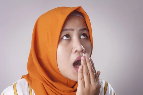 Portret Ładny Zabawny Asian Pani Muzułmańskich Noszenie Hidżabu Sprawdzić Jej — Zdjęcie stockowe