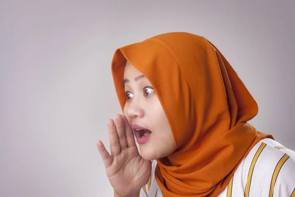 Ritratto Donna Musulmana Asiatica Che Indossa Hijab Racconta Qualcosa Segreto — Foto Stock