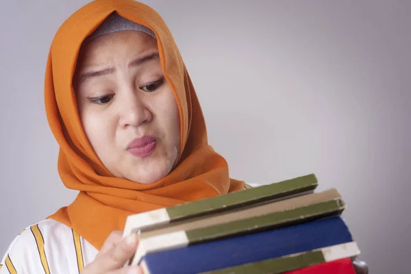 Портрет Милой Азиатской Мусульманки Больной Уставшей Читающей Слишком Много Книг — стоковое фото