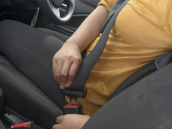 Kvinnliga Föraren Sätta Säkerhetsbältet Innan Man Kör Bil Försäkring Trafik — Stockfoto