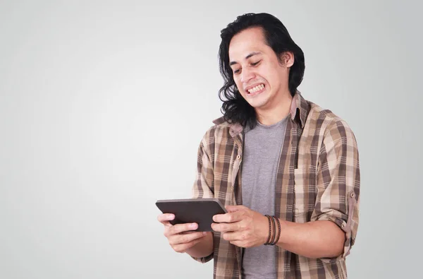 Retrato Lindo Guapo Joven Asiático Con Pelo Largo Cara Divertida — Foto de Stock